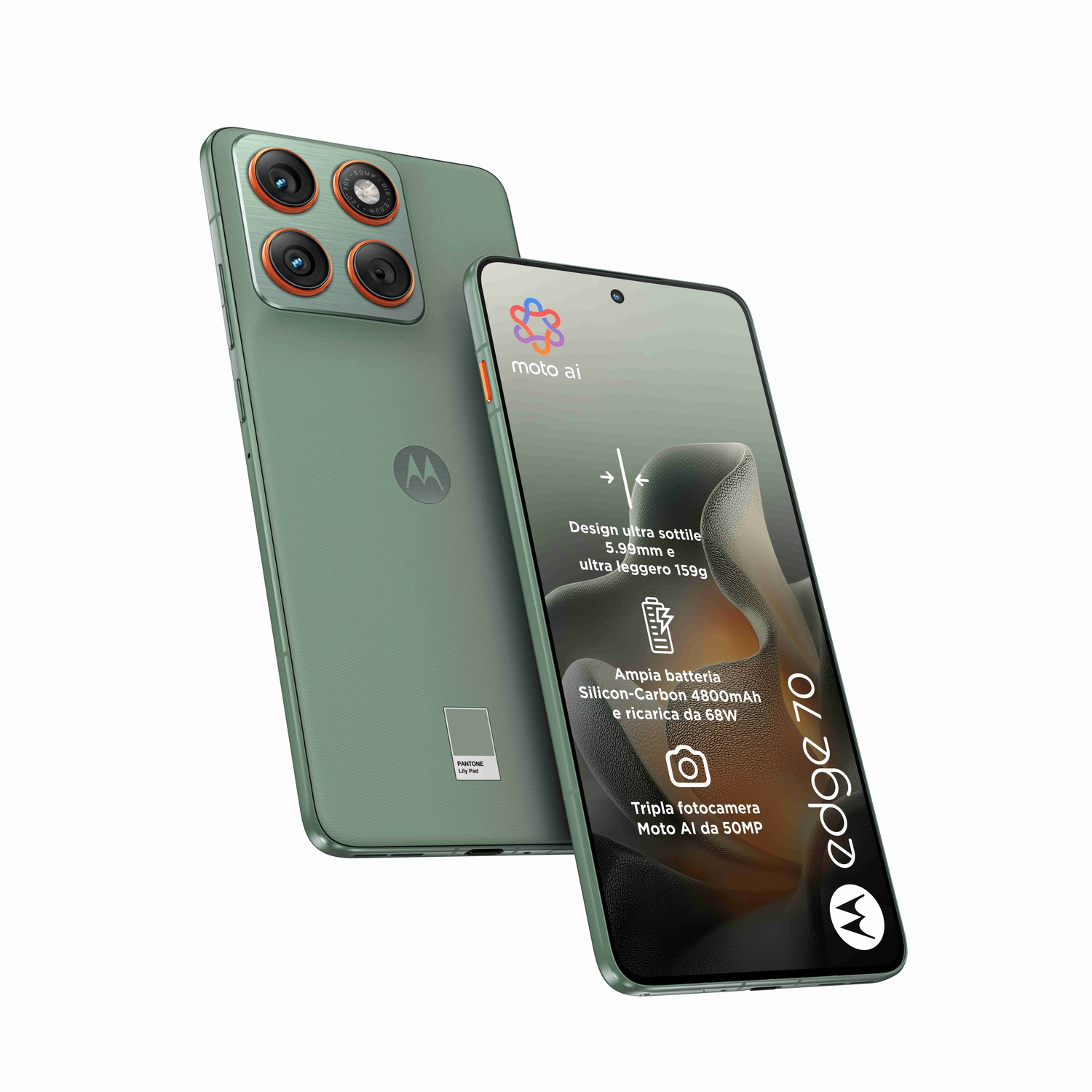 Viene mostrato uno smartphone Motorola Edge 70 verde. Il telefono ha una tripla fotocamera e uno schermo che mostra le sue caratteristiche.