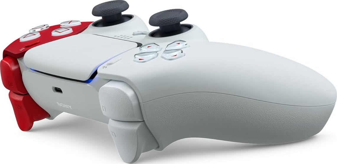 Ein weiß-roter Playstation 5-Controller mit schwarzen Thumbsticks und transparenten Knöpfen vor weißem Hintergrund.