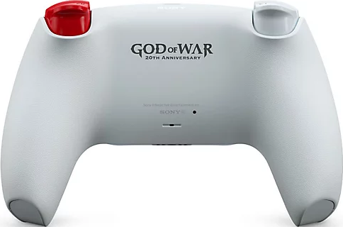 Weißer PlayStation-Controller mit roten und weißen Knöpfen. Das Logo 'God of War 20th Anniversary' ist sichtbar.