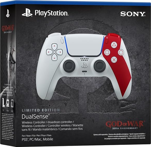 Ein weiß-roter DualSense-Controller in limitierter Auflage für PlayStation 5, auf einer schwarzen Box, mit dem God of War 20th Anniversary Logo.