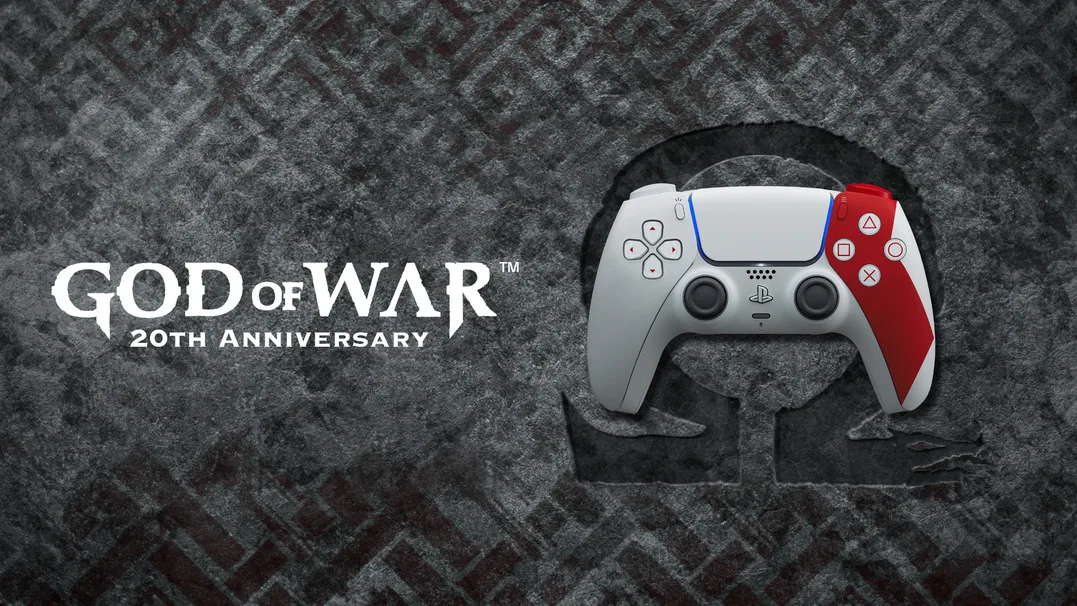 Das Bild zeigt eine God of War 20th Anniversary-Anzeige. Ein weiß-roter PlayStation-Controller liegt auf grauem Hintergrund.