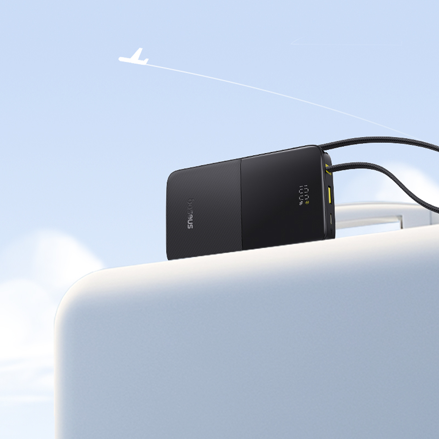 Un banco de energía negro con una pantalla digital que muestra el 100%. Un avión blanco vuela en el cielo azul nublado.