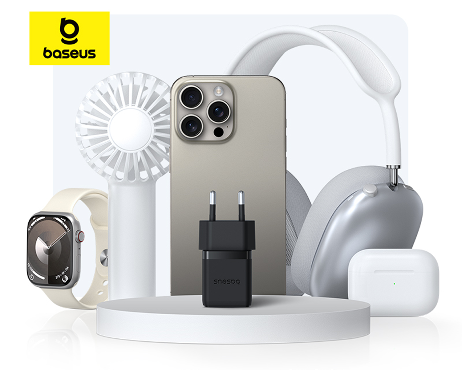 Exhibición de productos Baseus: teléfono, auriculares, reloj, ventilador, cargador y auriculares en plataforma blanca, logo Baseus.