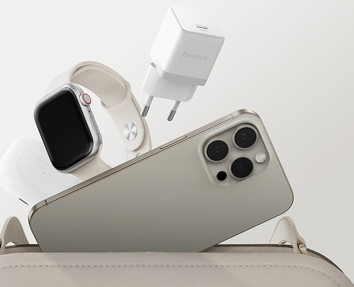 Un teléfono, un reloj, un cargador y auriculares están en una bolsa. El teléfono tiene tres cámaras. El reloj tiene una correa clara.