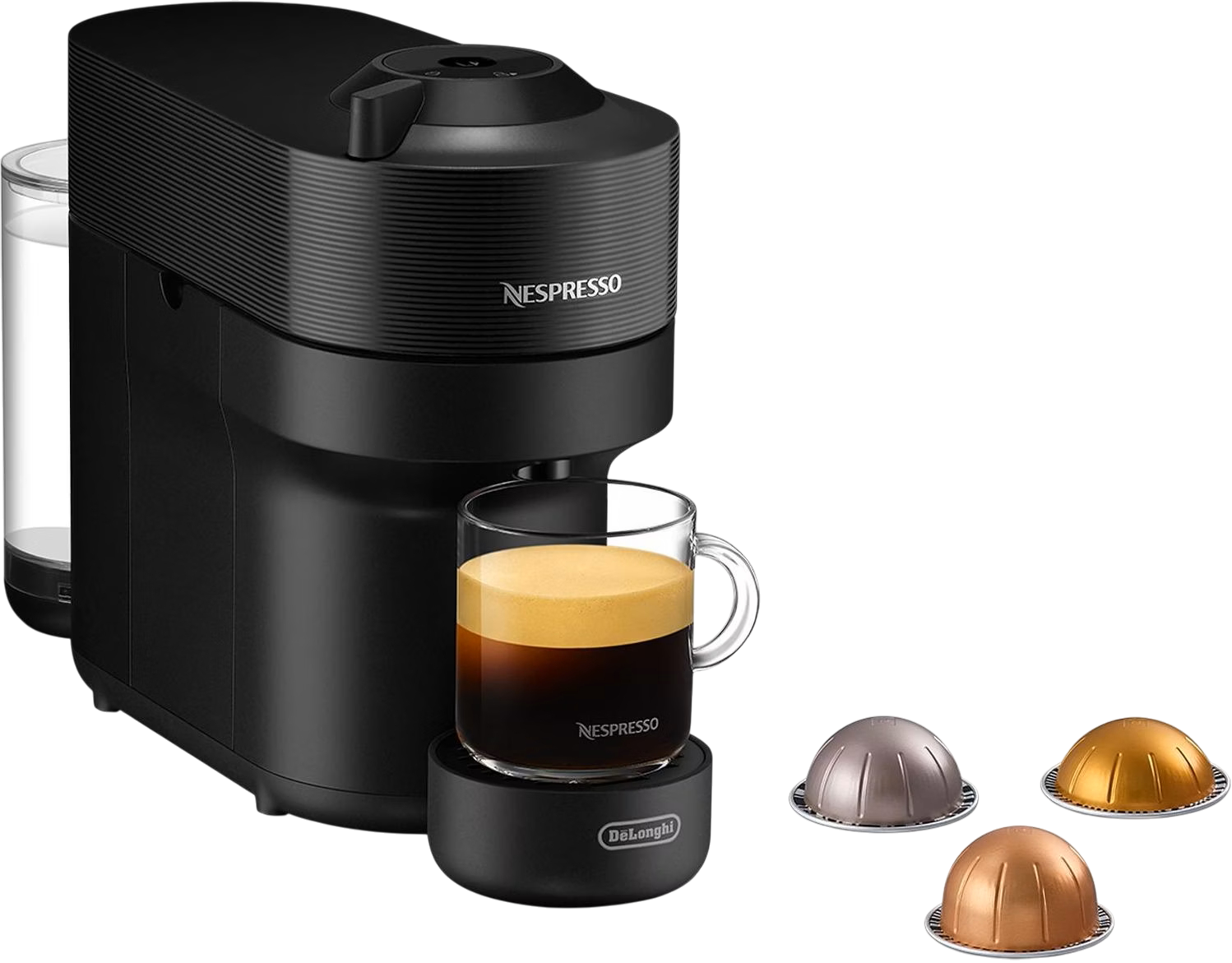 Schwarze Nespresso-Maschine mit Kaffee in einem Glas. Drei Kapseln daneben. Schwarzer Hintergrund.