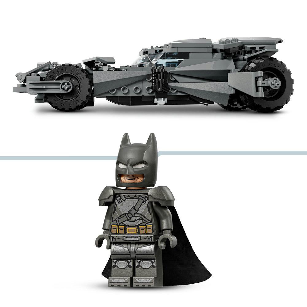 Ein Lego-Set mit Batman und dem Batmobil. Das Batmobil ist grau, Batman trägt einen schwarzen Anzug mit Umhang.