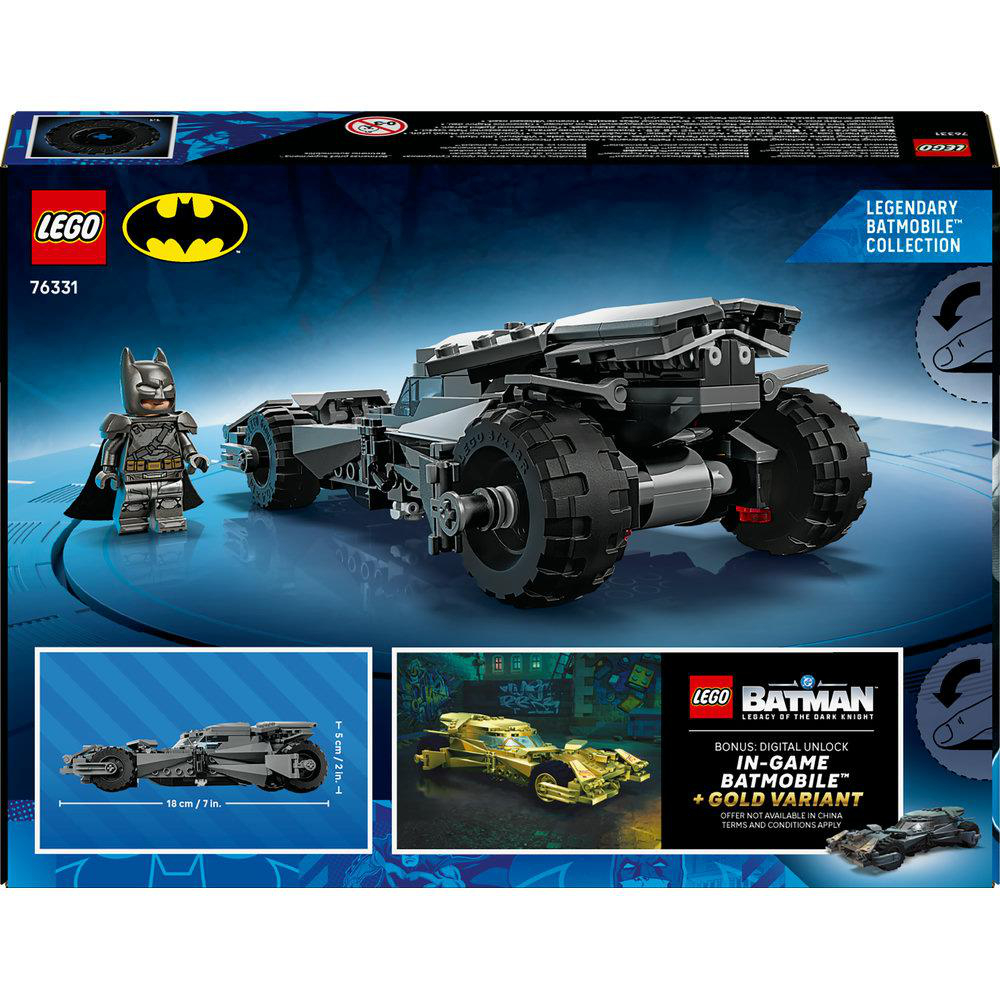 Ein Lego-Box-Set. Es hat ein Batmobil und eine Batman-Lego-Figur. Das Set ist schwarz und grau mit blauem Hintergrund.