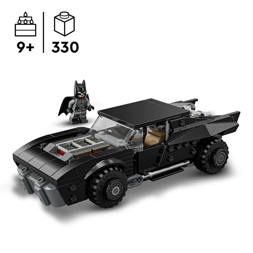 Ein Lego-Set des Batmobils und der Batman-Figur. Es hat ein schwarzes Auto, die Figur ist grau und schwarz. Das Set ist für Kinder ab 9 Jahren.