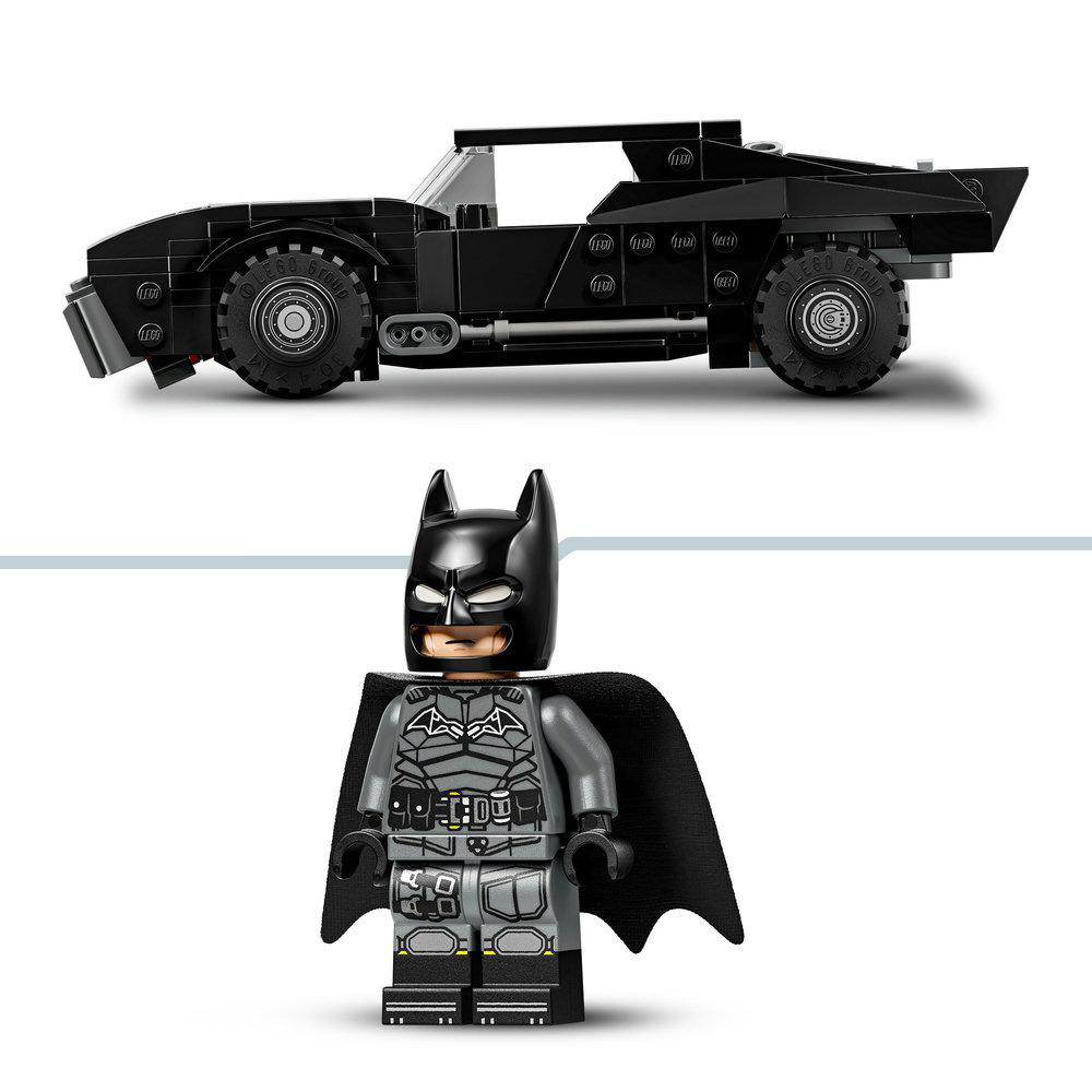 Ein schwarzes Lego Batmobil und eine Lego Batman-Figur. Das Auto ist schlank. Batman hat eine schwarze Kapuze und einen Umhang, grauer Anzug.