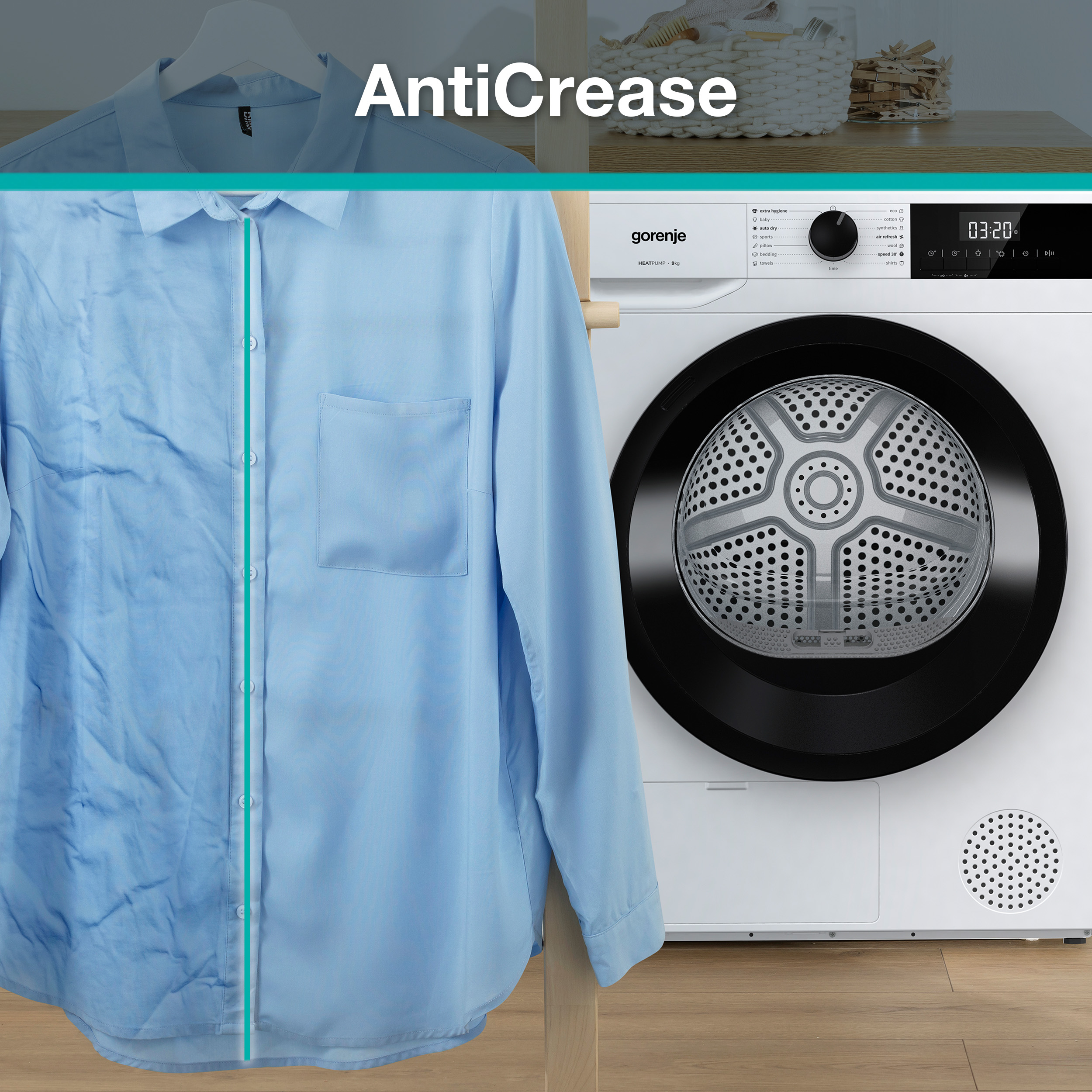 Jasnoniebieska koszula wisi na drewnianym drążku. Po prawej stronie znajduje się biała suszarka.