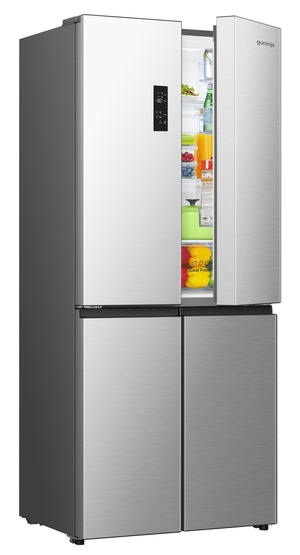 Lodówka Gorenje ze stali nierdzewnej z otwartymi drzwiami, ujawniająca półki z jedzeniem, w tym owoce i warzywa.