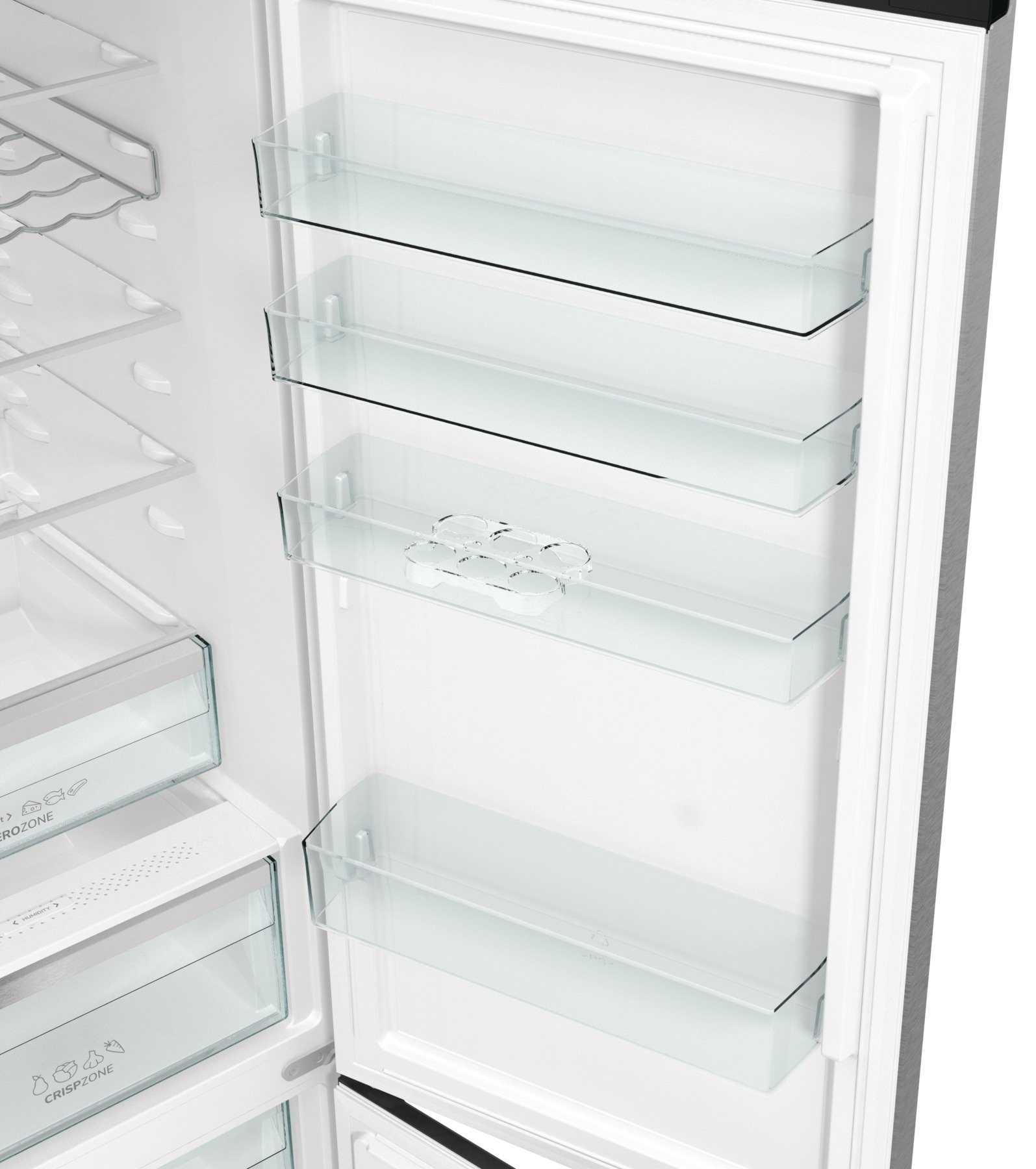 Otwarta lodówka z szklanymi półkami, szufladami i plastikowym uchwytem na puszki. Białe wnętrze i szary zewnętrzny.