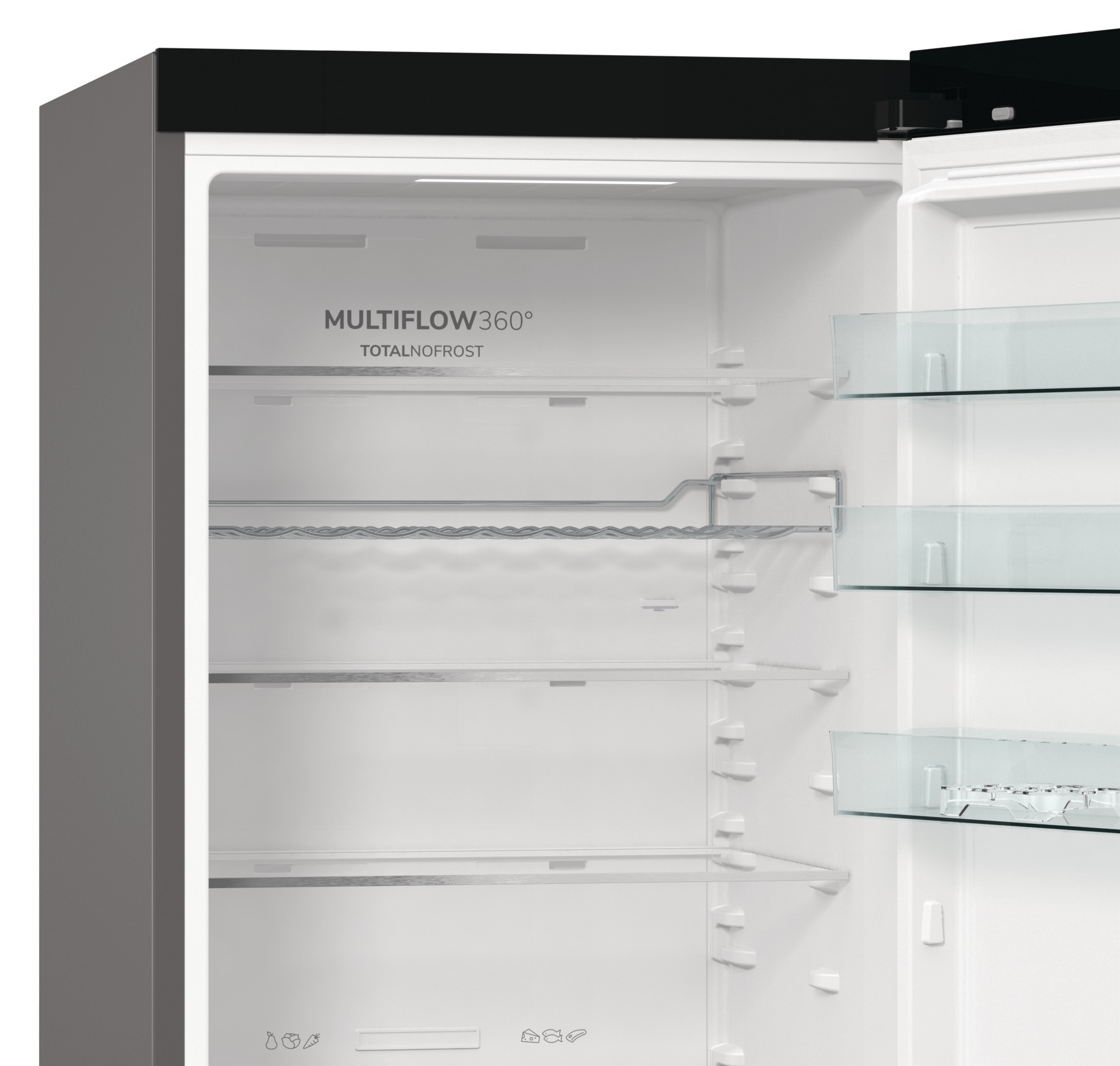 Otwarta komora lodówki. Białe wnętrze ze szklanymi półkami. Widoczne etykiety MultiFlow360° i Total No Frost.