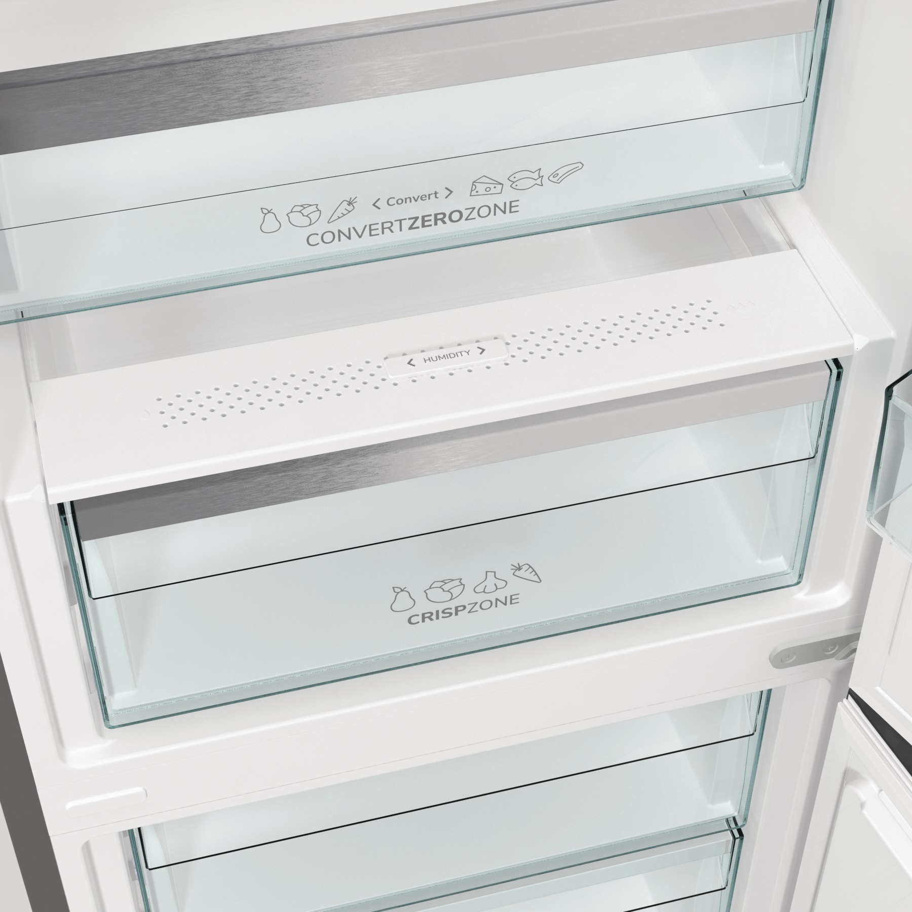 Wewnątrz białej lodówki: szklane półki, szuflady z napisem ConvertZeroZone i CrispZone oraz kontrola wilgotności.