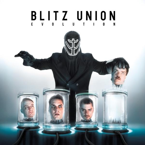 Eine Person mit Maske hält einen Kopf. Drei weitere Köpfe sind in Gläsern. Der Text oben lautet 'Blitz Union Evolution'.