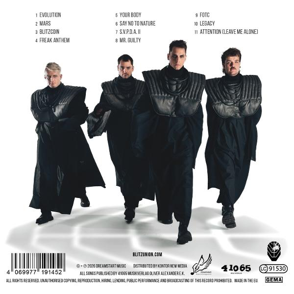 Vier Männer in schwarzen futuristischen Outfits stehen da. Die Titelliste des Albums ist sichtbar. Der Hintergrund ist weiß.
