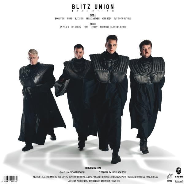 Vier Personen in schwarzen Outfits gehen vorwärts. Das Albumcover hat Text. Der Hintergrund ist weiß.