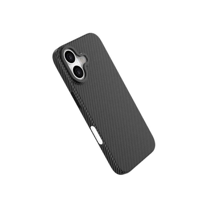 Un étui de téléphone noir avec une texture en fibre de carbone. Il possède une double caméra et un bouton blanc. Le fond est noir.