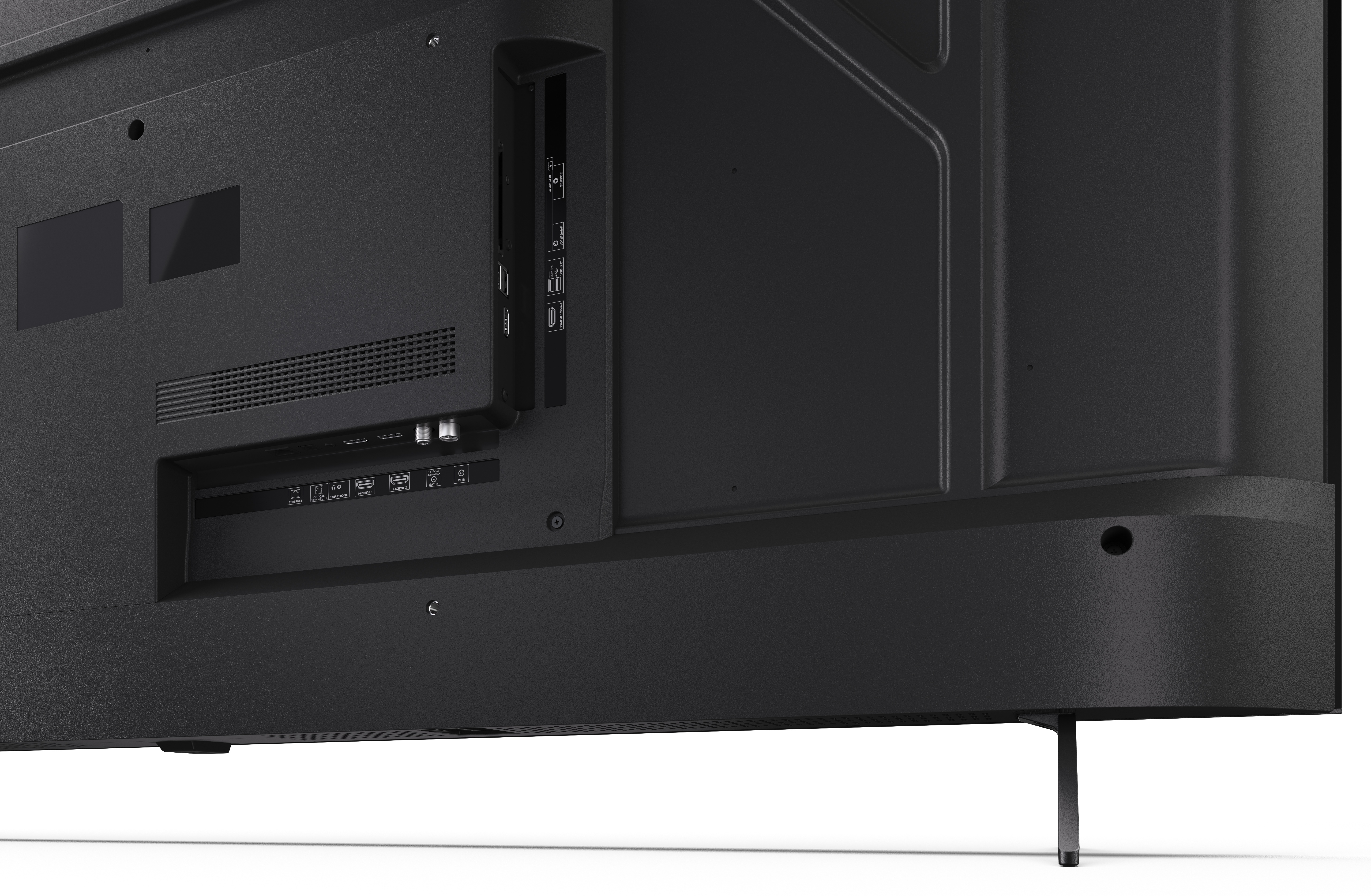 Pokazano tył czarnego telewizora. Widoczne są porty. Czarny stojak podtrzymuje telewizor. Białe tło.