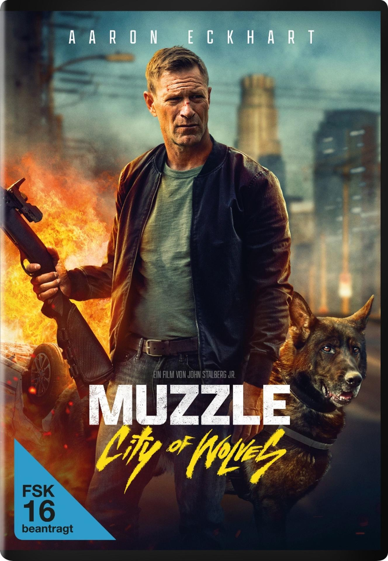 Poster für den Film Muzzle: Aaron Eckhart hält ein Gewehr, mit einem Hund. Flammen und Stadtgebäude im Hintergrund.