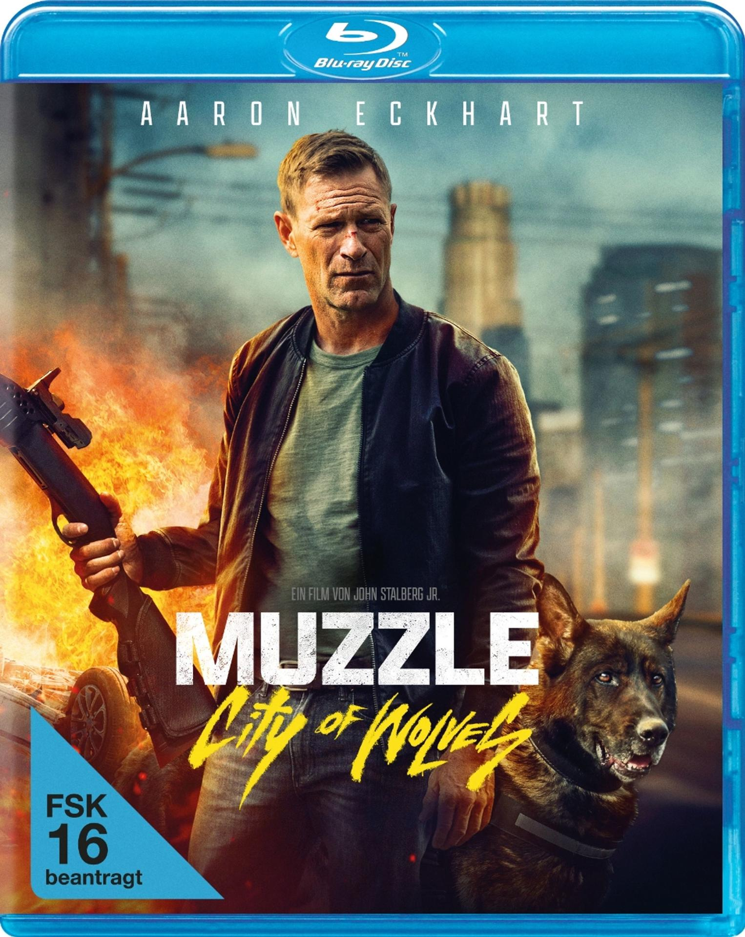 Blu-ray-Cover: Aaron Eckhart mit einer Waffe, einem Hund und Flammen. Der Titel lautet Muzzle City of Wolves.
