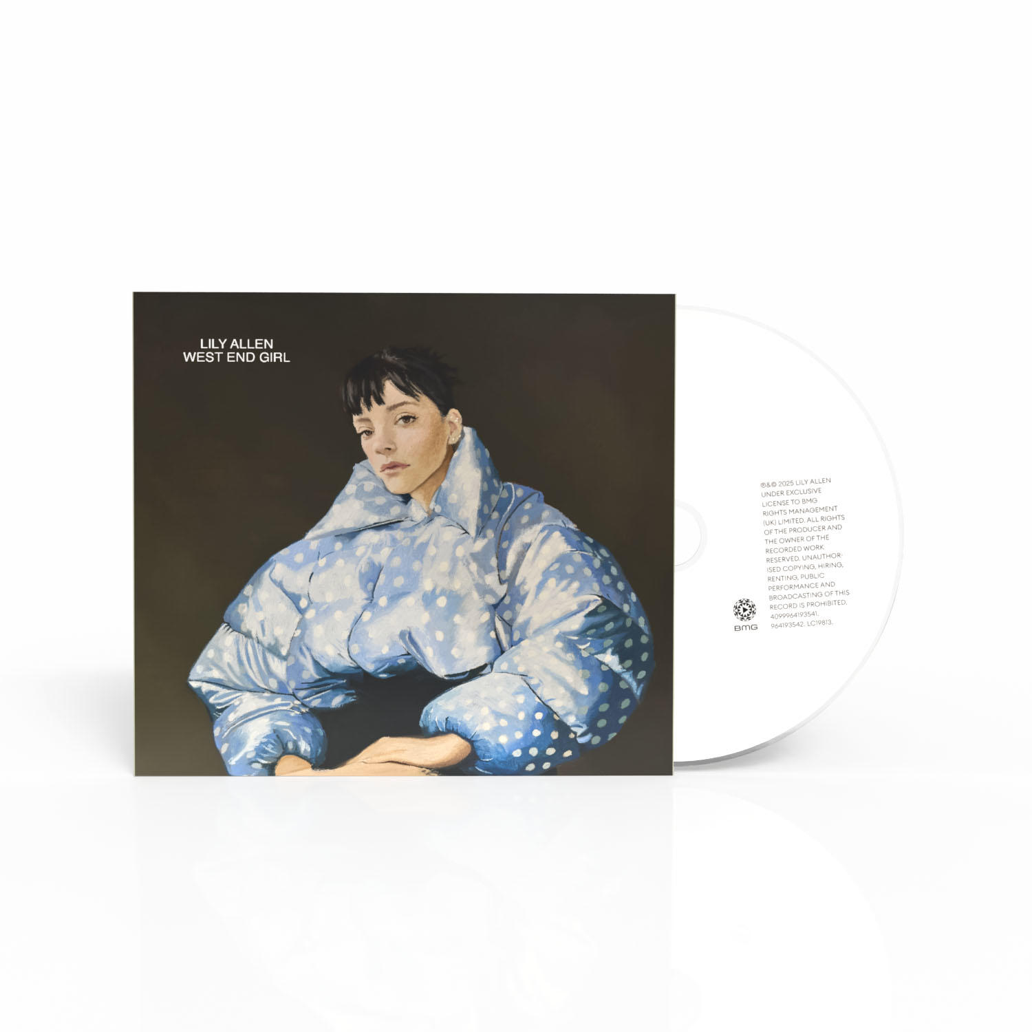 Pochette de l'album de Lily Allen. Elle porte une veste bleue à pois. Le CD est visible. Le texte comprend "West End Girl" et des informations sur les droits d'auteur.