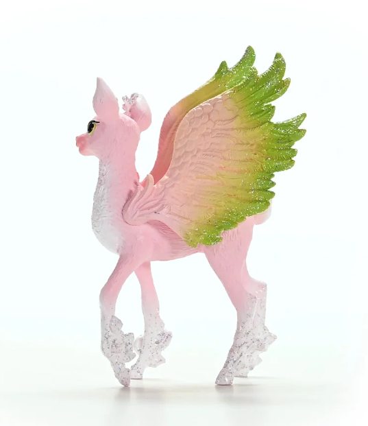 Eine rosa geflügelte Hirschfigur steht auf einer weißen Oberfläche. Seine Flügel sind grün und rosa. Die Beine haben glitzernde Hufe. Der Hintergrund ist weiß.