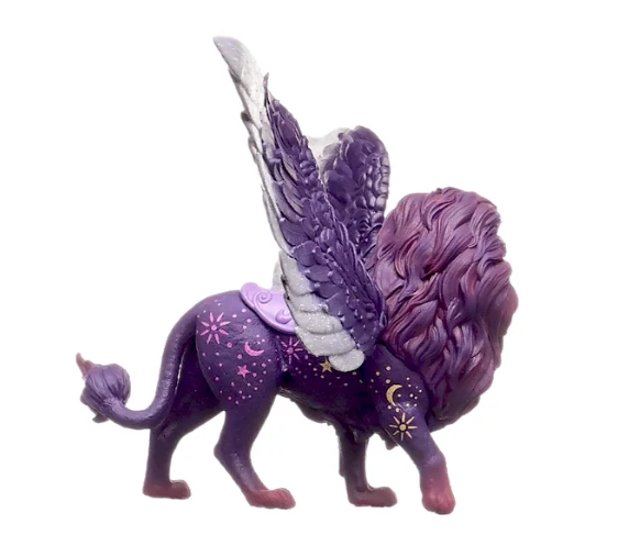 Eine lila Greifenfigur mit Flügeln, einem Löwenkörper und einem Pferdekopf. Verziert mit Sternen und Monden auf weißem Hintergrund.