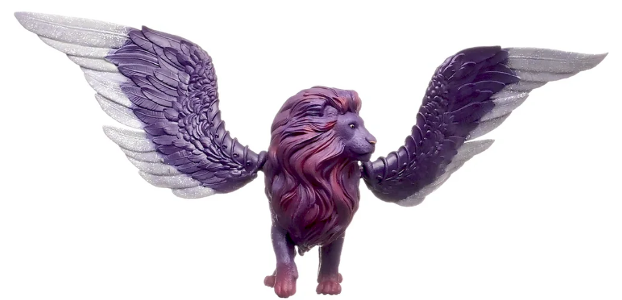 Ein lila Löwe mit großen Flügeln. Die Flügel haben einen Farbverlauf von Lila zu Silber. Der Löwe steht auf weißem Hintergrund.