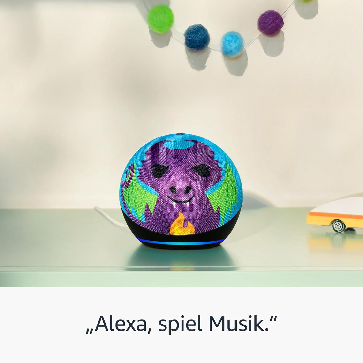 Ein Smart-Lautsprecher mit Drachendesign. Bunte Kugeln hängen darüber. Rechts ist ein Spielzeugauto. Text: 'Alexa, spiele Musik.'