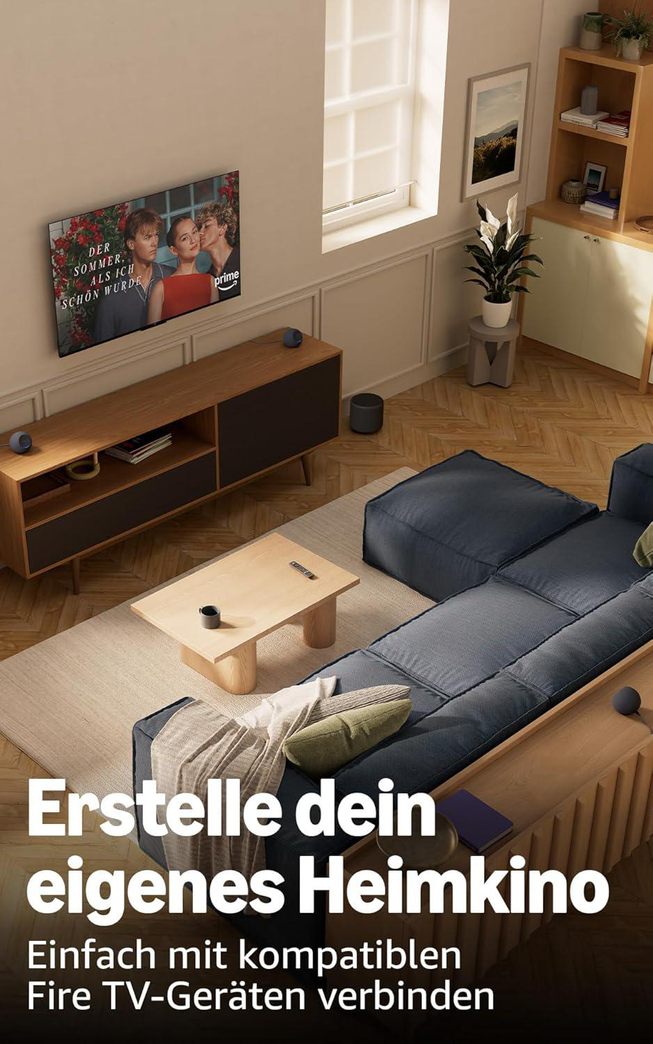Wohnzimmer mit TV, der einen Film zeigt, blaues Sofa, Holztisch und Fenster mit natürlichem Licht.