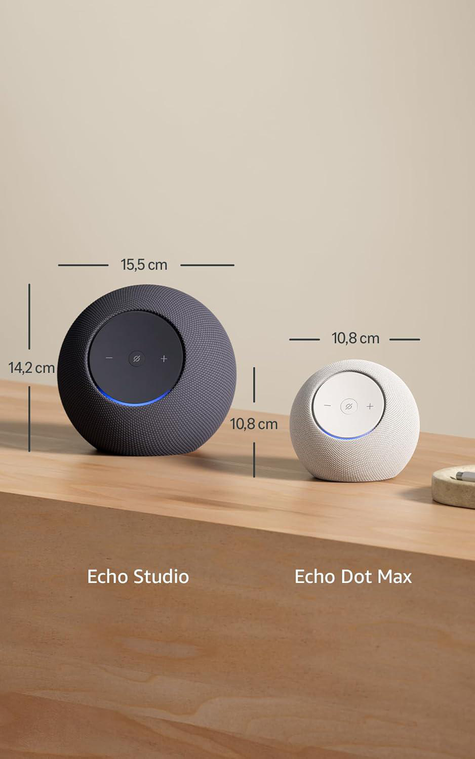 Das Bild zeigt zwei intelligente Lautsprecher, Echo Studio und Echo Dot Max, mit Größenangaben. Studio ist dunkelgrau, Max ist weiß.