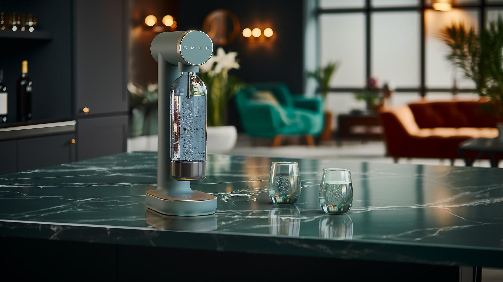 Moderne Kücheneinrichtung mit Wasserspender und zwei Gläsern auf einer Marmorarbeitsplatte. Im Hintergrund ein türkisfarbenes Sofa.