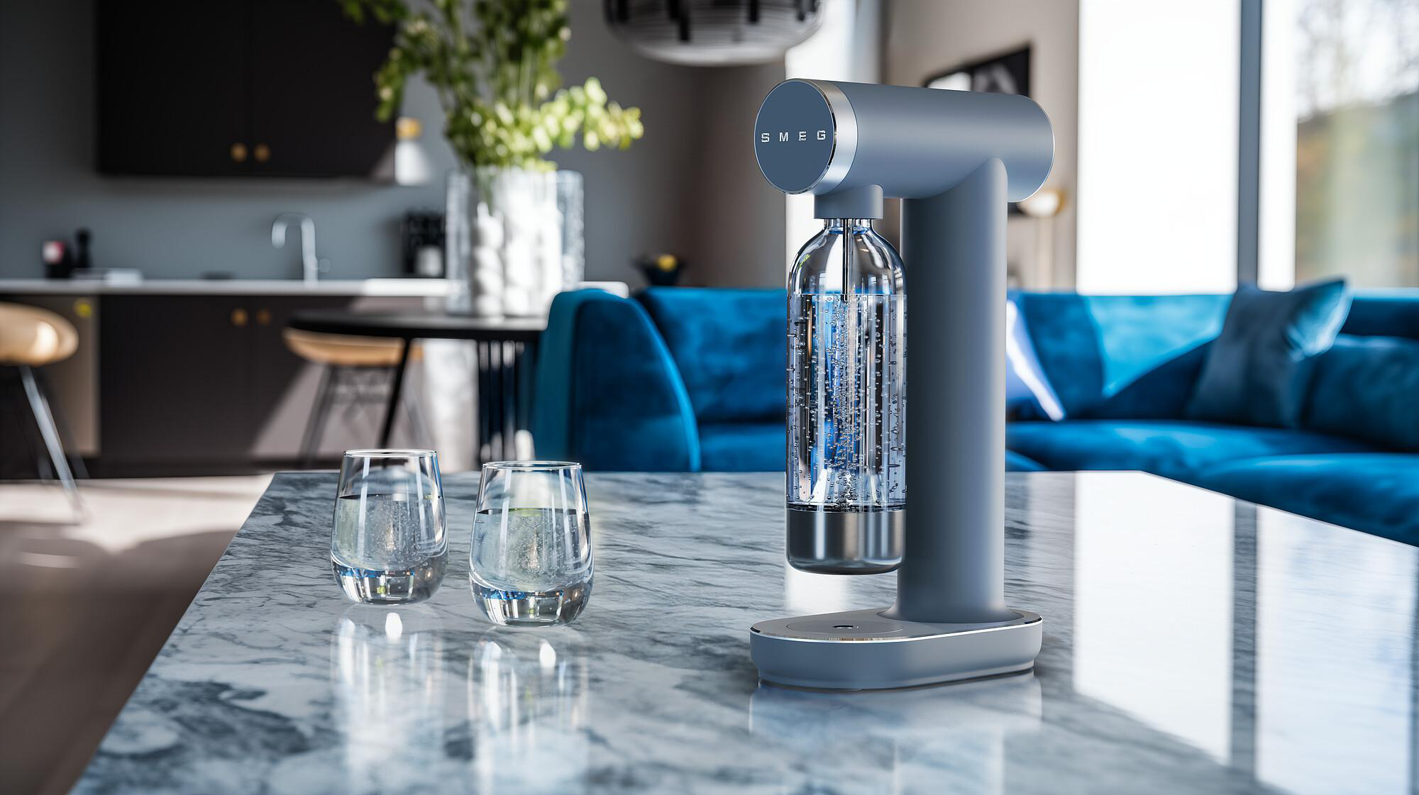 Moderne Küche mit Wasserkohlesäuregerät, zwei Wassergläsern und blauem Sofa im Hintergrund.