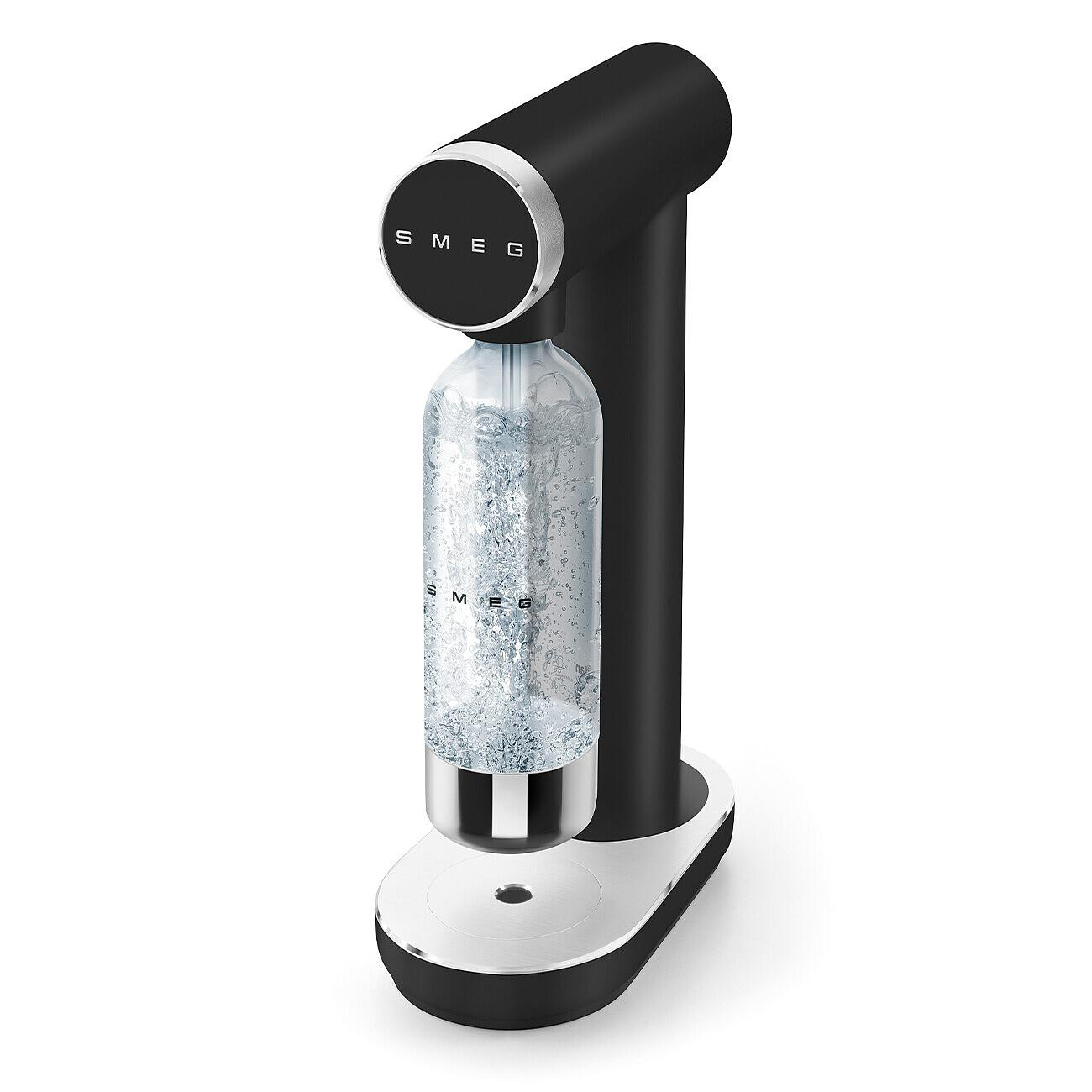 Ein schwarzer SMEG-Soda-Maker mit einer Glasflasche, die mit Wasser gefüllt ist. Der Sockel ist weiß und silber.