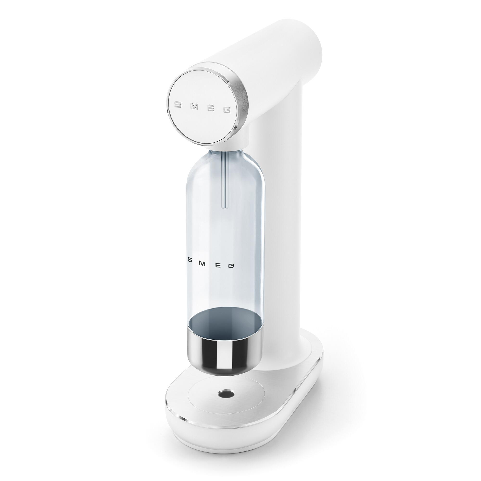 Ein weißer Smeg-Soda-Maker. Er hat eine klare Flasche und einen silbernen Sockel. Das Wort SMEG ist sichtbar.