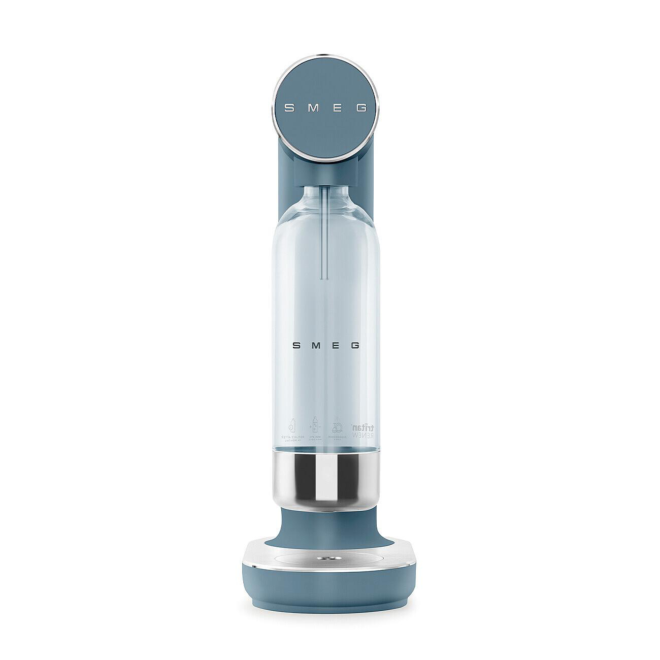 Ein türkisfarbener SMEG-Soda-Maker. Es hat eine hohe, klare Flasche, einen silbernen Sockel und das SMEG-Logo ist sichtbar.