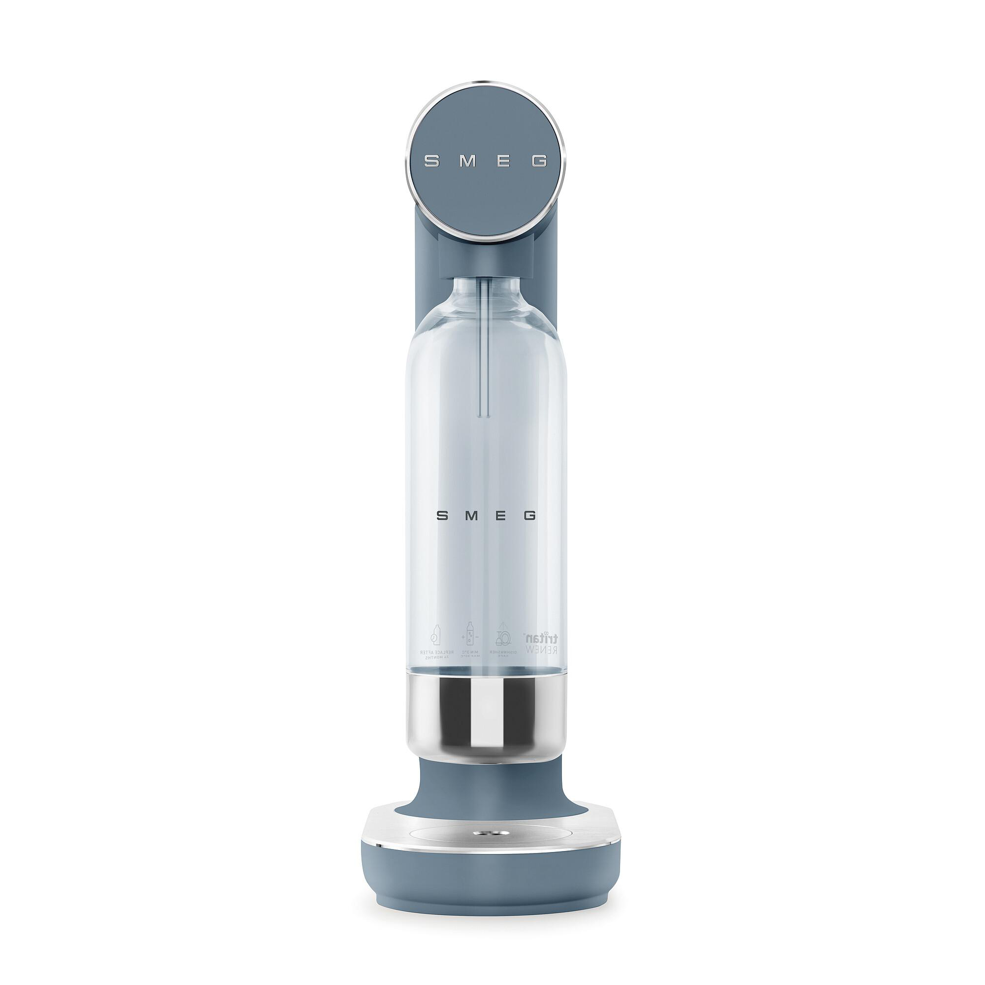 Ein blau-silberner SMEG-Sodabereiter. Er hat eine hohe, transparente Flasche. SMEG ist aufgedruckt.