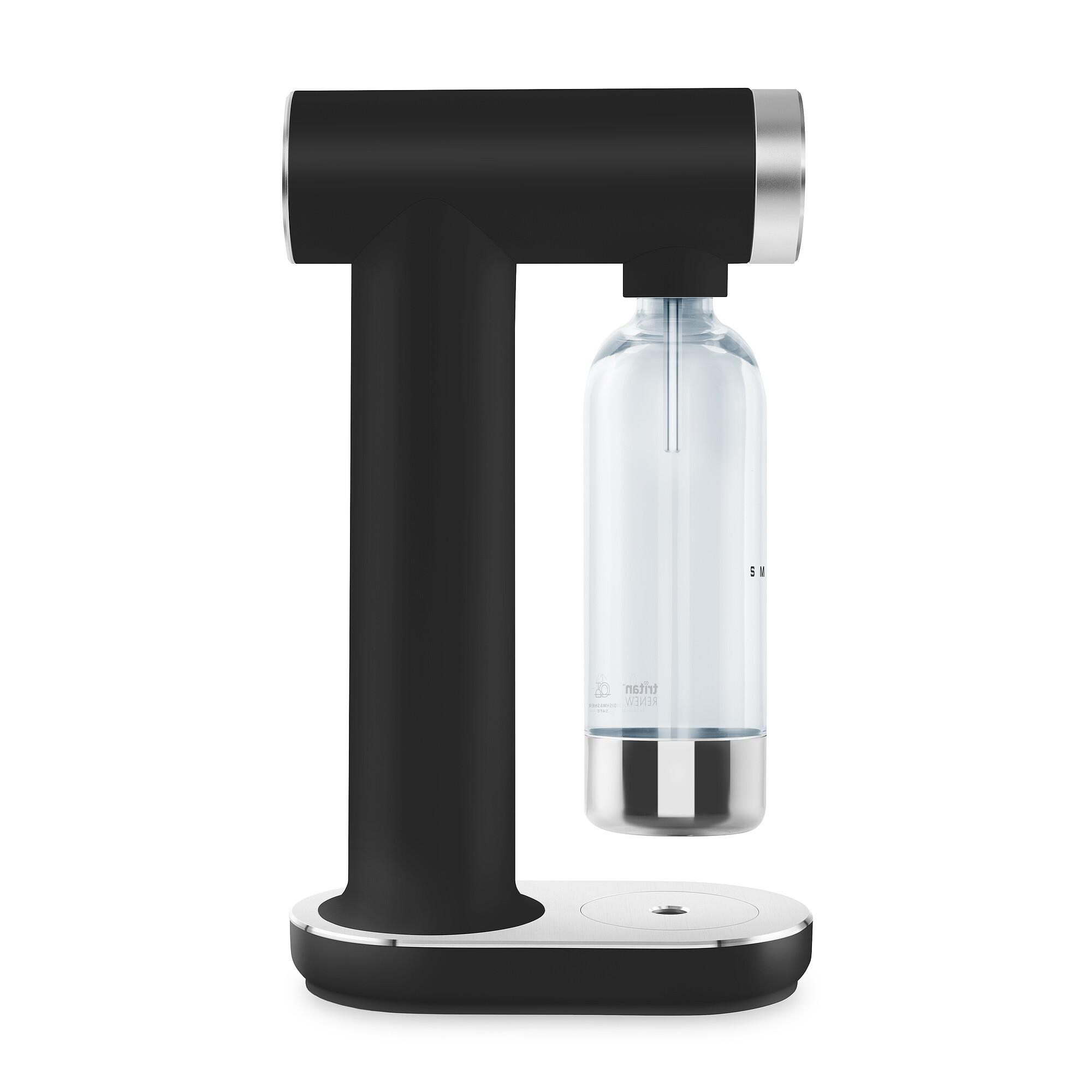 Ein schwarz-silberner Sodabereiter mit einer Glasflasche. Er steht auf weißem Hintergrund.