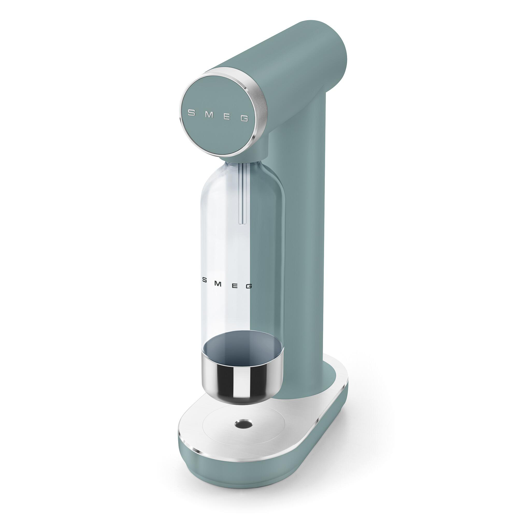Ein teal SMEG Soda Maker. Es hat einen zylindrischen Körper, eine klare Flasche und steht auf einer weißen und teal Basis.