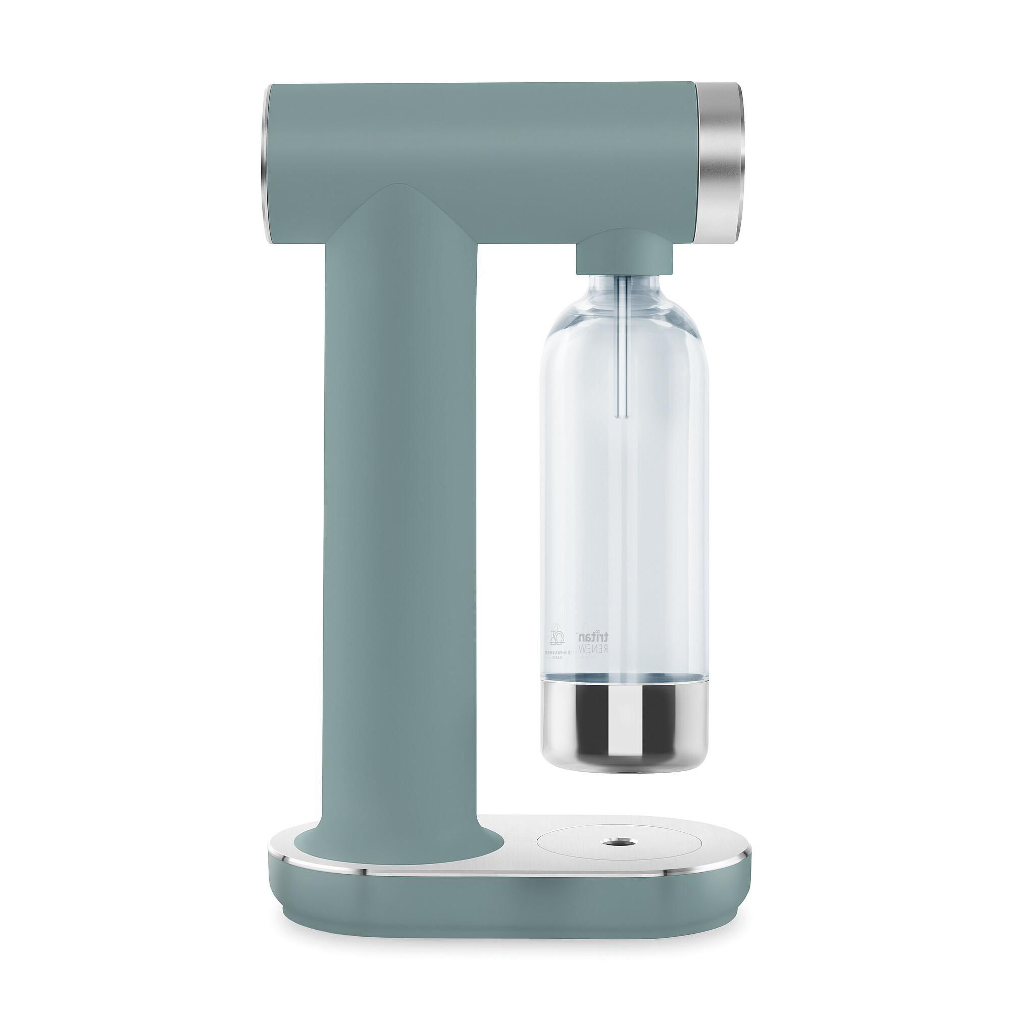 Ein türkisfarbener Soda-Maker mit einer durchsichtigen Flasche. Er hat ein T-förmiges Design mit silbernen Akzenten und steht auf weißem Hintergrund.