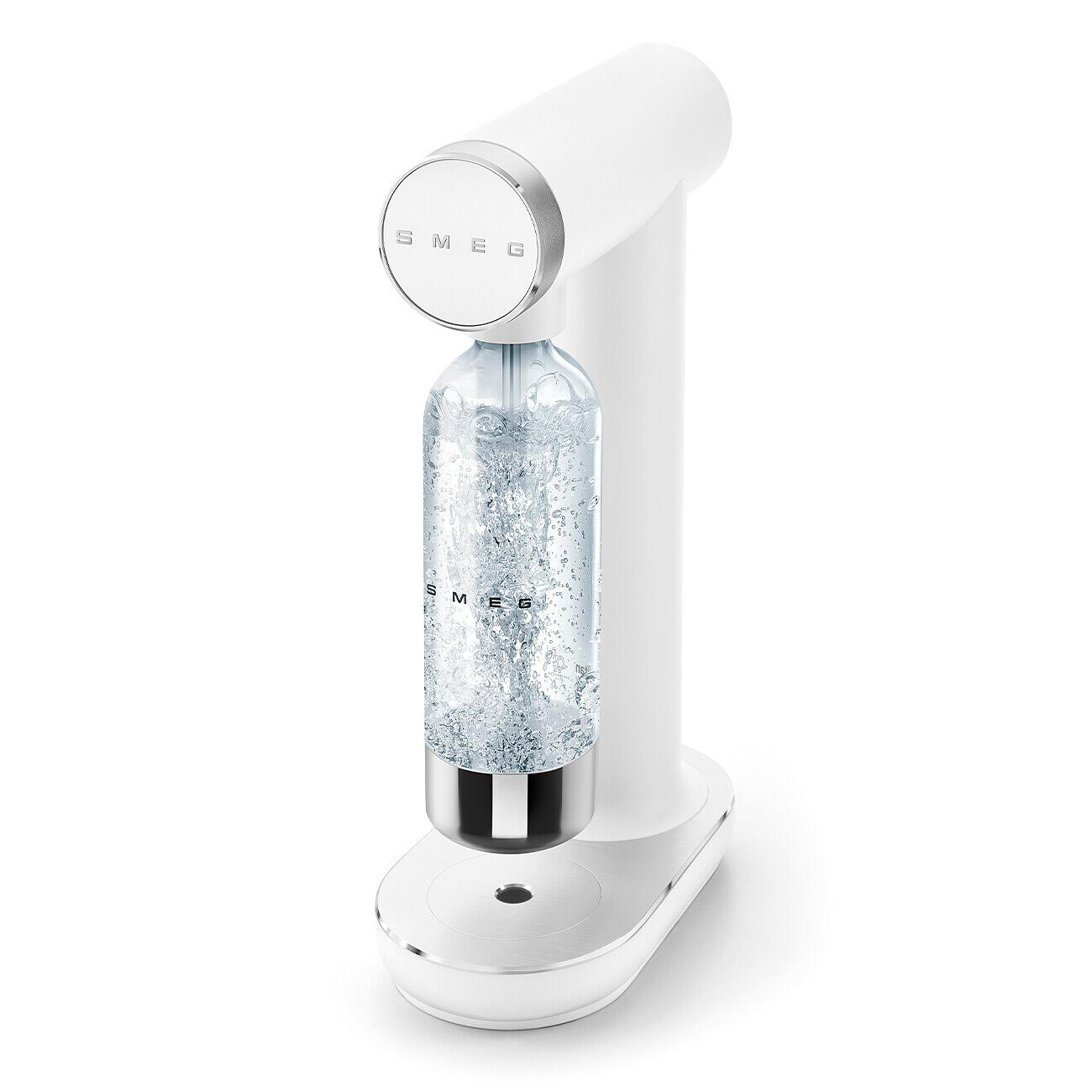 Ein weißer Smeg-Soda-Maker mit einer Glasflasche voller Sprudelwasser. Die Maschine hat einen silbernen Akzent und eine kreisförmige Basis.