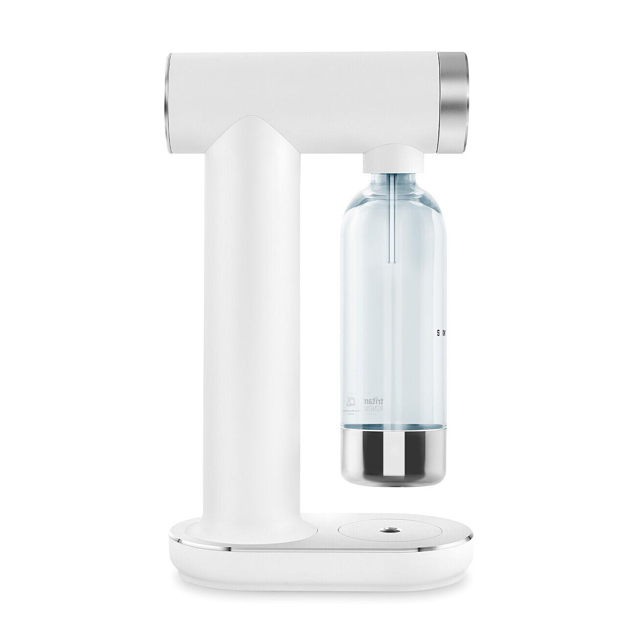 Ein weiß-silberner Sodabereiter mit einer transparenten Wasserflasche steht auf einer weißen Oberfläche. Die Flasche ist befestigt.