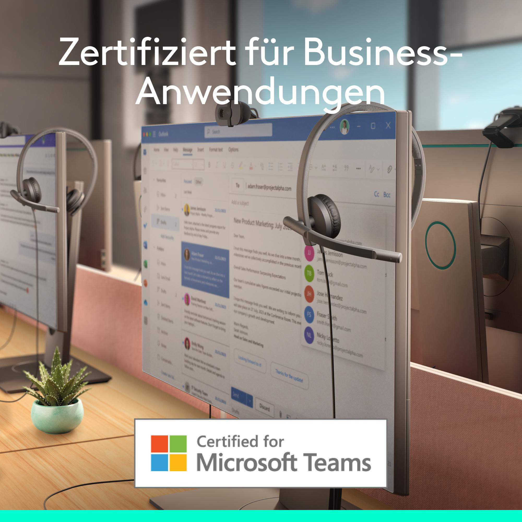 Monitore mit Headsets stehen auf Schreibtischen. E-Mail auf dem Bildschirm geöffnet, Logo 'Certified for Microsoft Teams'.