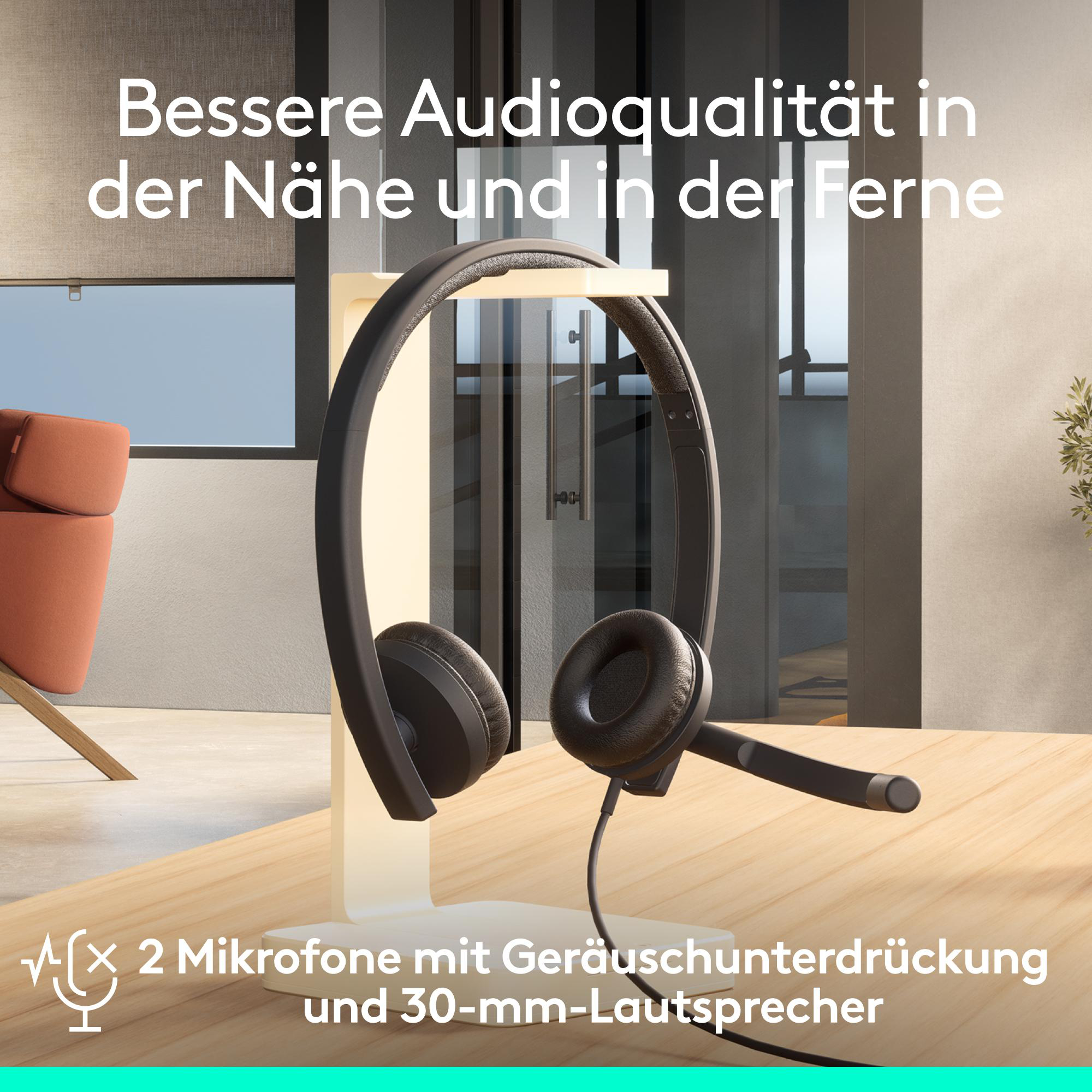Kopfhörer mit Mikrofon auf einem Ständer. Text: Bessere Audioqualität. 2 Mikrofone mit Geräuschunterdrückung.