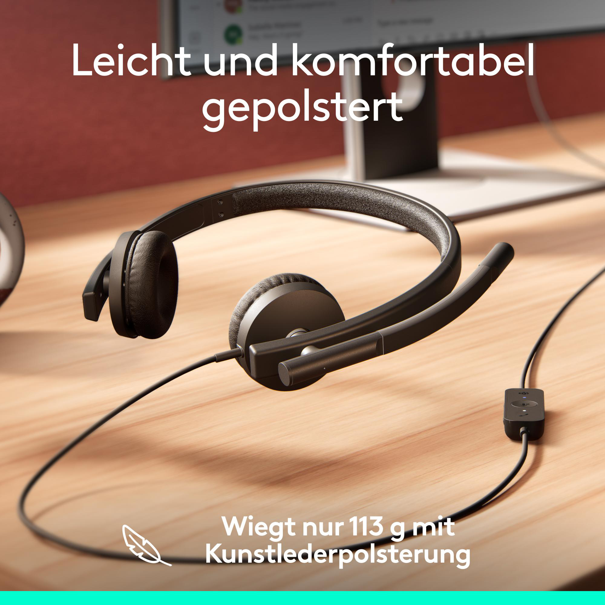 Schwarzes Headset auf Holzoberfläche. Text sagt 'Leicht und bequem gepolstert'. Das Headset hat ein Mikrofon und ein Bedienfeld.