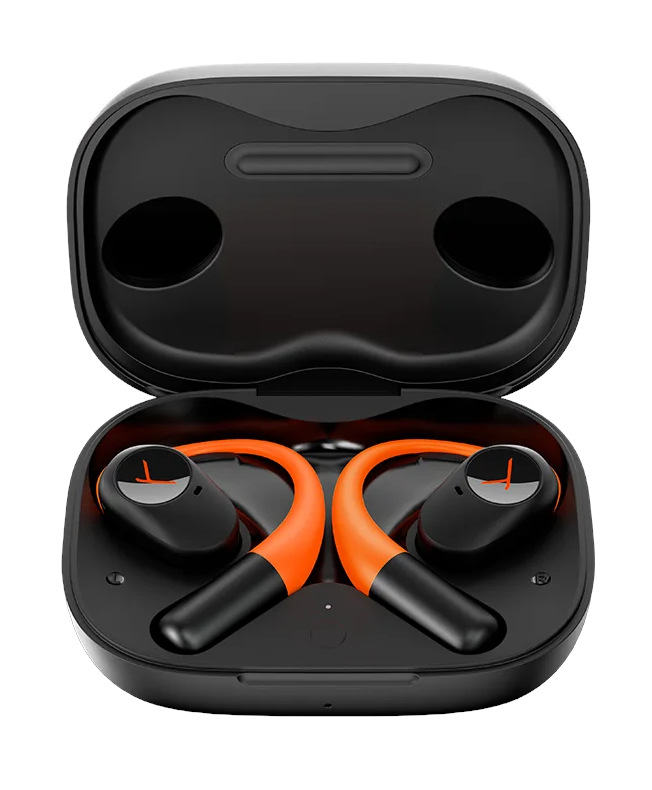 Otwarta czarna obudowa ładująca z pomarańczowymi i czarnymi słuchawkami. Słuchawki mają logo.
