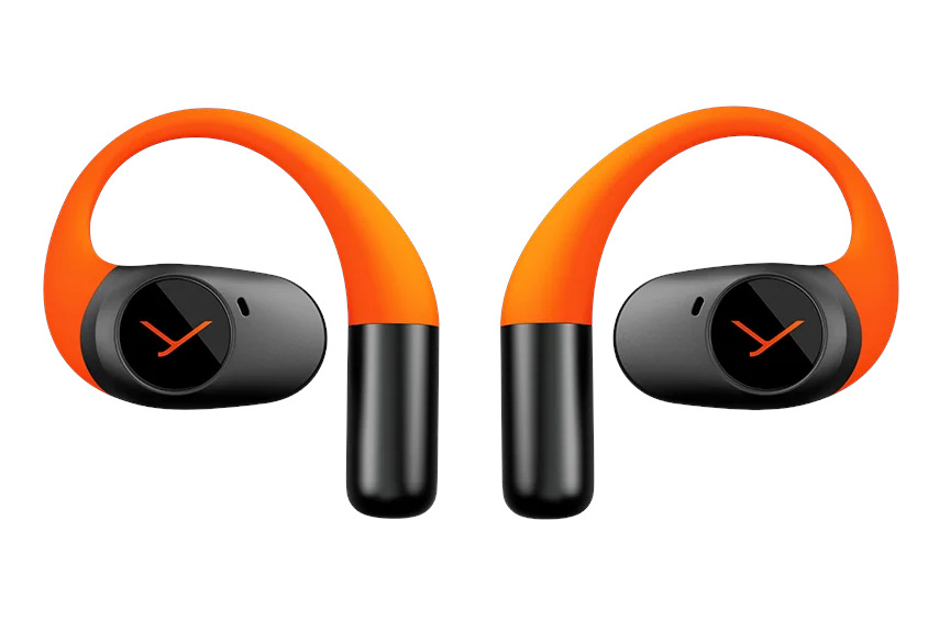 Dwa pomarańczowo-czarne bezprzewodowe słuchawki. Każda ma zakrzywiony pomarańczowy haczyk na ucho i czarną słuchawkę z logo.