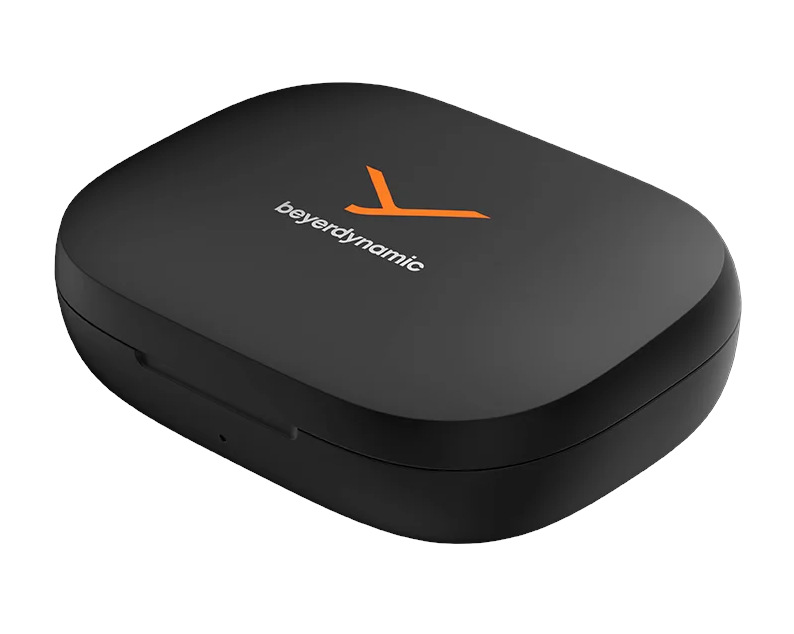Czarny, zamknięty futerał beyerdynamic z pomarańczowym logo i tekstem. Etui na białym tle, sugerującym zdjęcie produktu.