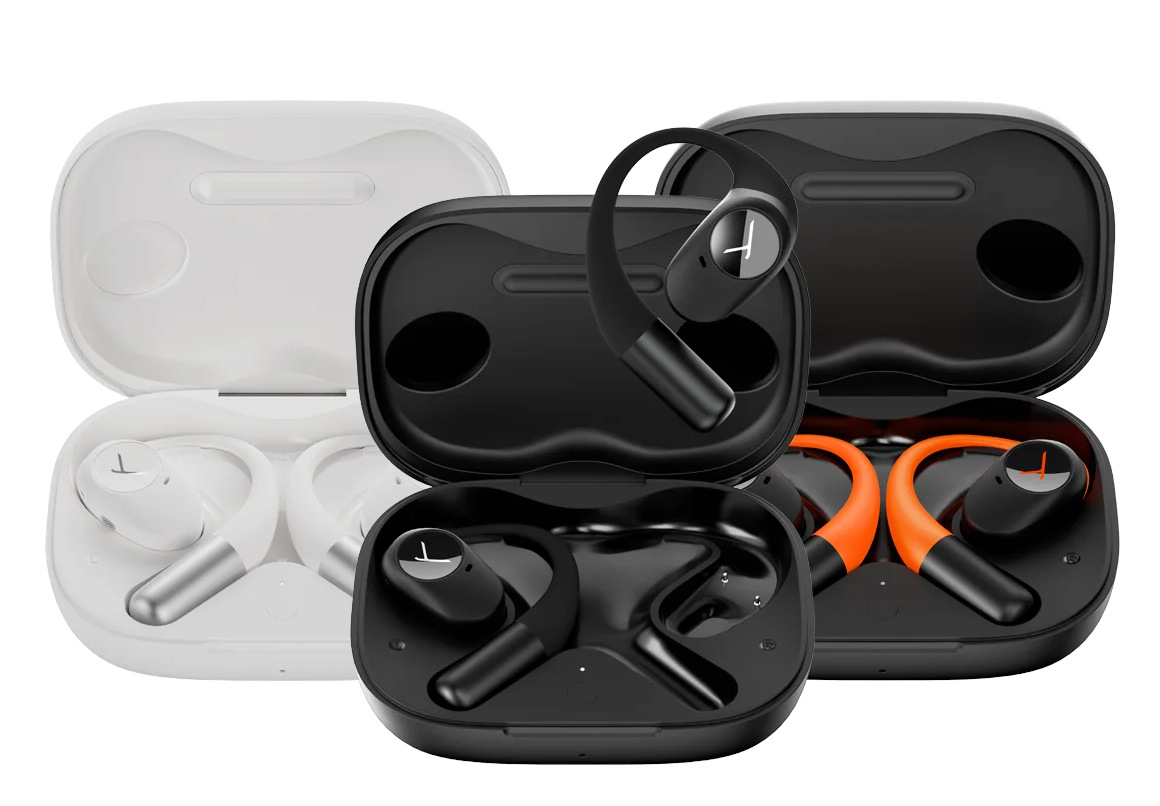 Słuchawki douszne w otwartych etui. Białe i czarne etui. Niektóre słuchawki mają zaczepy na uszy. Pomarańczowe i czarne słuchawki w etui.